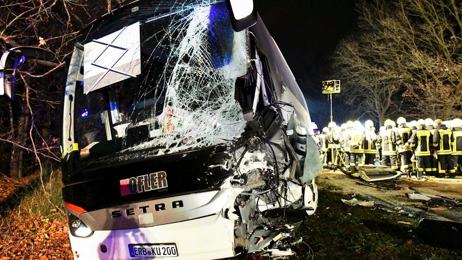 Reisebus und Baustellenfahrzeug krachen ineinander