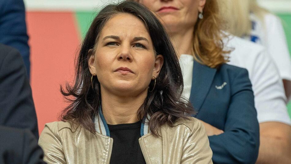 Bundesaußenministerin Annalena Baerbock bei der Vorrundenpartie Slowenien gegen Serbien in der ...