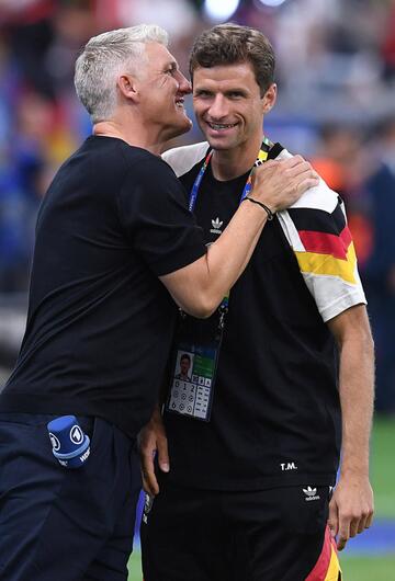 Bastian Schweinsteiger unterhält sich vor dem EM-Spiel gegen die Schweiz mit Thomas Müller