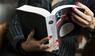 Eine Frau liest im Buch "Shades of Grey"