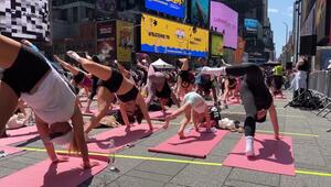 Trotz Hitzewelle: Massen-Yoga mitten auf New Yorks Times Square