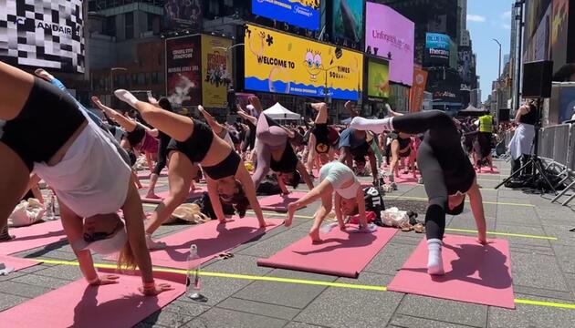 Trotz Hitzewelle: Massen-Yoga mitten auf New Yorks Times Square