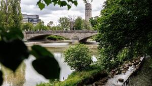 Zweijähriges Kind fällt in München in Isar