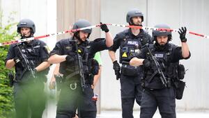Schwerbewaffnete Polizisten stehen am Welfen-Gymnasium.