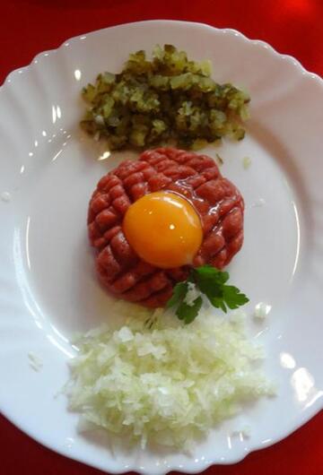 Tatar mit einem rohen Ei