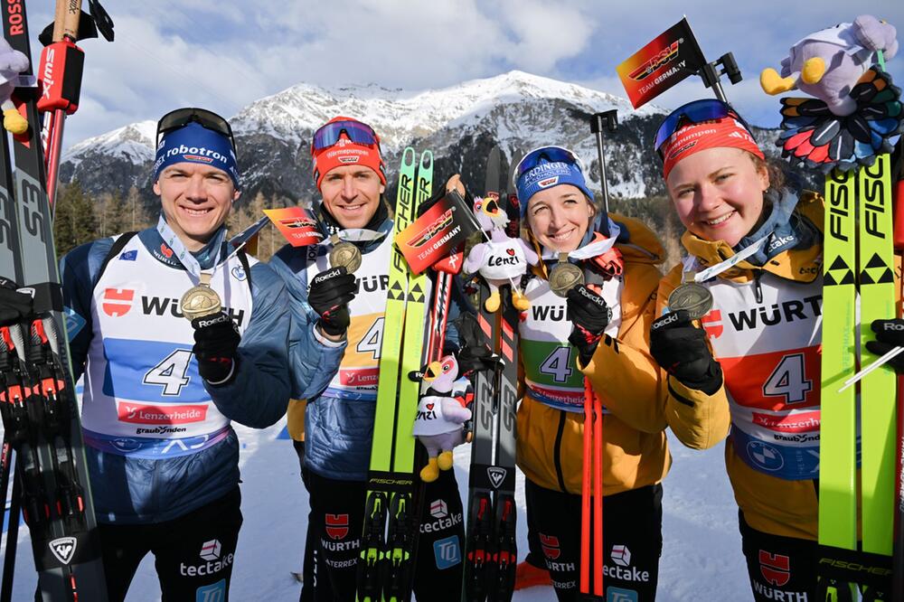 Das deutsche Biathlon-Team posiert mit den Bronzemedaillen.