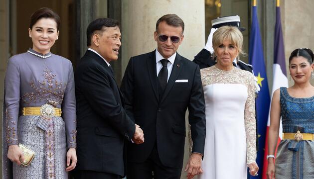 Königin Suthida (li.) neben Rama X., Emmanuel und Brigitte Macron sowie Prinzessin Sirivannavari.