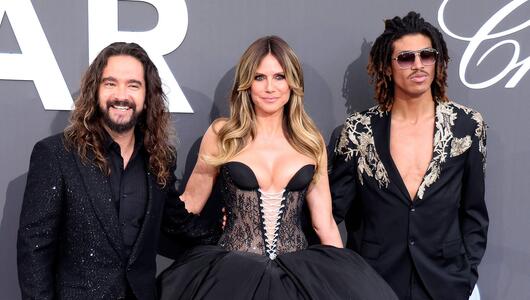 Tom Kaulitz (l.), Heidi Klum und Henry Samuel auf der amfAR-Gala in Cannes im Mai 2026.