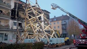 Nach der Explosion und einem Brand in einem Regensburger Wohnhaus