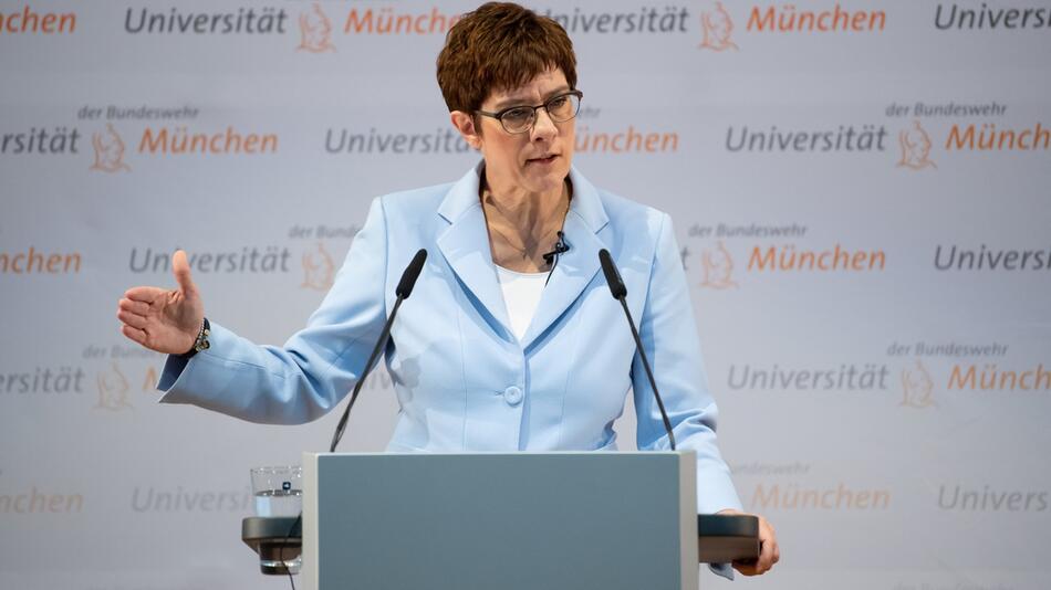 Kramp-Karrenbauer besucht Universität der Bundeswehr