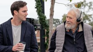 Clint Eastwood (r.) und "Juror #2"-Hauptdarsteller Nicholas Hoult während der Dreharbeiten.