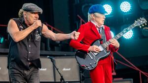 Brian Johnson (li.) und Angus Young auf der Bühne in Prag.