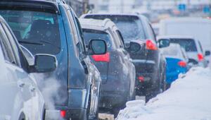 Autos im Stau bei winterlichen Verhältnissen