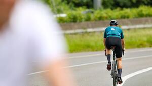 Ein Radfahrer fährt in der Sonne auf seinem Rennrad