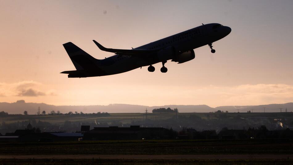 Flugzeug startet am Flughafen Stuttgart