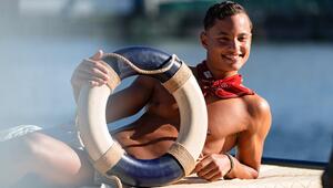 Benji (20) aus Hamburg hat keine Probleme damit, sich mitten in Berlin freizügig zu zeigen. Das ...