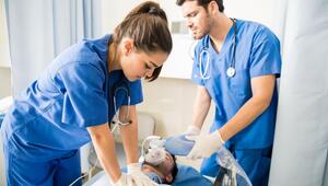Foto zweier Ärzte, die einen Patienten in der Notaufnahme wiederbeleben