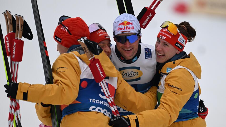 Jubel bei den deutschen Kombinieren nach der Silbermedaille bei der WM
