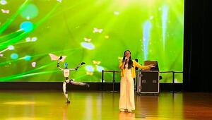 Beinahe umgerempelt: Ballett-Roboter begleitet Sängerin in China