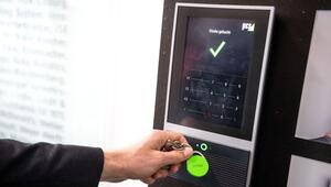 Ein Mitarbeiter erfasst seine Arbeitszeit an einem Terminal