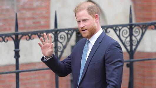 Prinz Harry ist allein nach Großbritannien gereist.