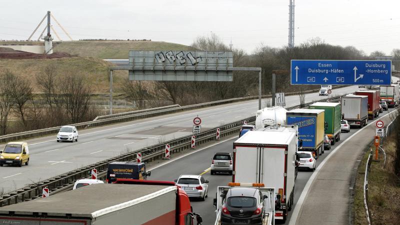 Stau vor der Duisburger Rheinbrücke