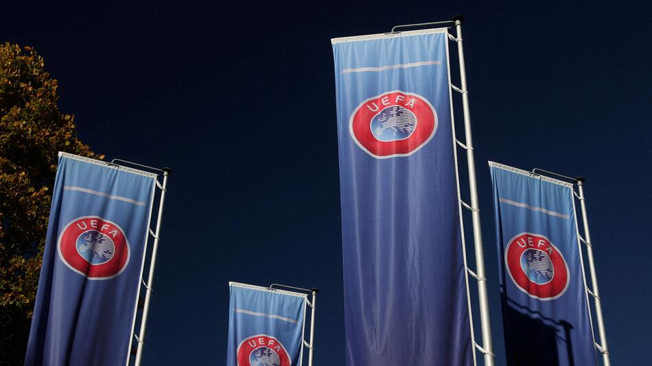 Flaggen der Uefa stehen am 5. Oktober 2022 am Hauptquartier des Verbands in Nyon