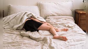 Die Gen Z feiert das sogenannte "Bed Rotting": tagelang im Bett liegen und die Welt ausblenden ...