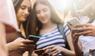 Jugendliche am Smartphone