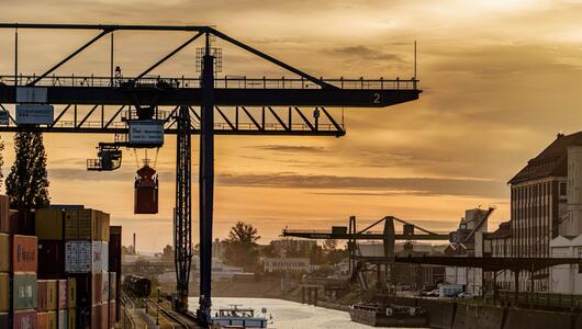 Container werden im Osthafen entladen