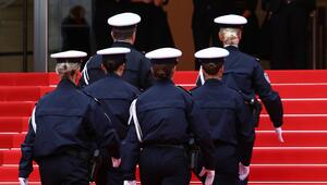 Während der Internationalen Filmfestspiele von Cannes - hier Polizisten vor der ...