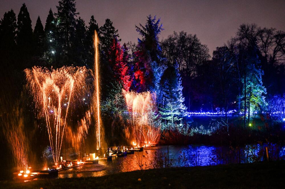 Stimmungsvoll beleuchteter Christmas Garden Berlin