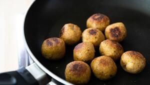 Falafelbällchen werden in einer Pfanne angebraten