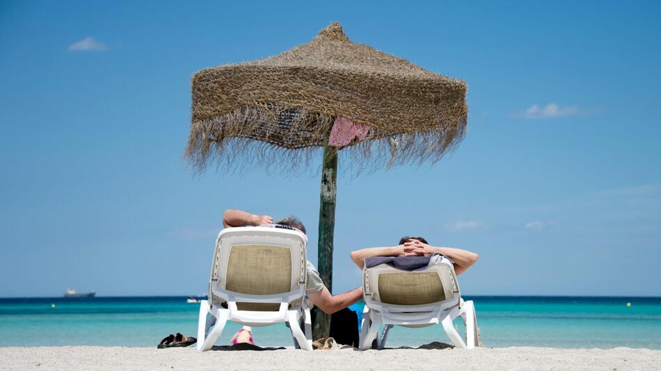 Urlauber liegen am Strand