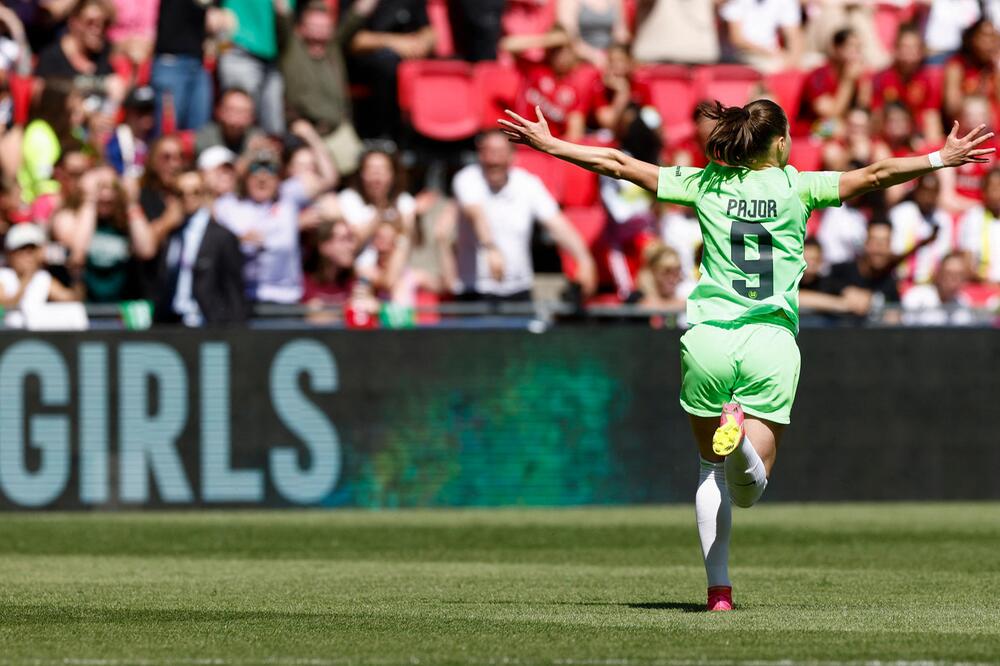 Wolfsburgs Torjägerin Ewa Pajor feiert ihr 1:0 gegen den FC Barcelona in Eindhoven am 3. Juni 2023