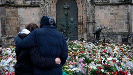 Die Trauer ist riesig: Ein Blumenmeer vor der St.-Johannis-Kirche in Magdeburg.