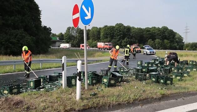 Scherbenmeer auf A45-Zubringer: 100 Kästen Bier sorgen für Vollsperrung