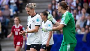 Verteidigerin Rebecca Knaak (l.) und Torhüterin Ann-Katrin Berger