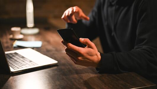 Smartphone Hände dunkel Betrug