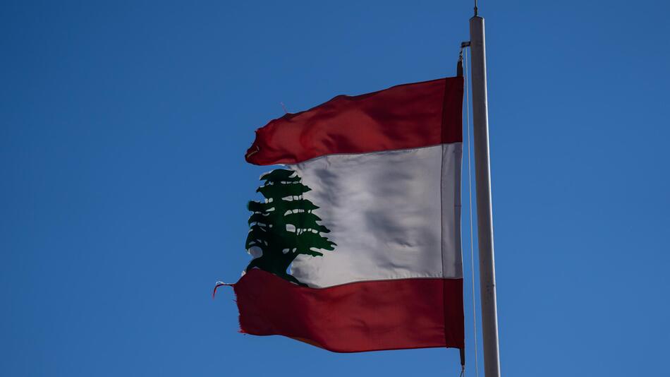 Eine zerstörte libanesische Flagge in Beirut