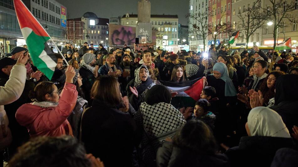 Waffenruhe wird auf dem Hermannplatz gefeiert