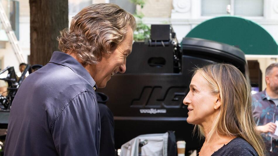 Sarah Jessica Parker und John Corbett (l.) beim Dreh zur neuen Staffel von "And Just Like That...".