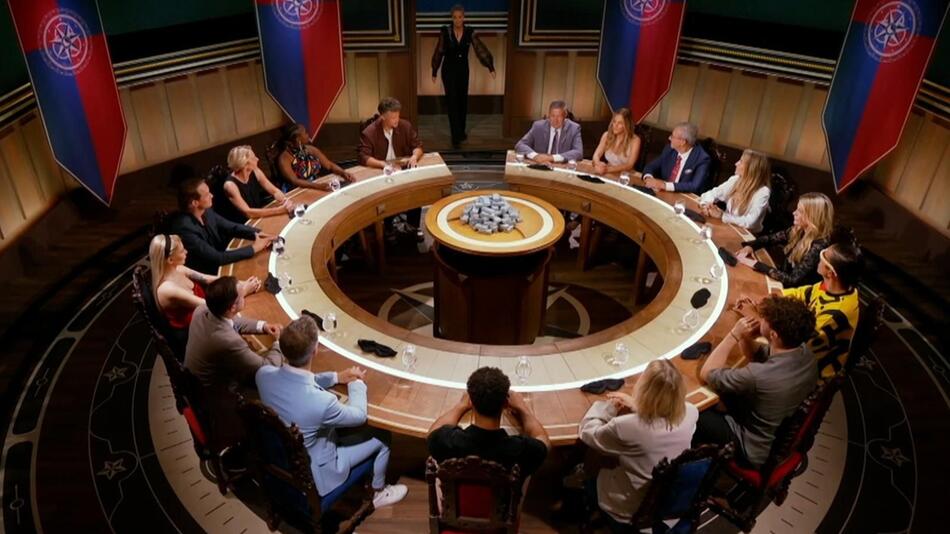 "Die Verräter": Die Promis müssen am runden Tisch ihre Erkenntnisse mit den anderen teilen.