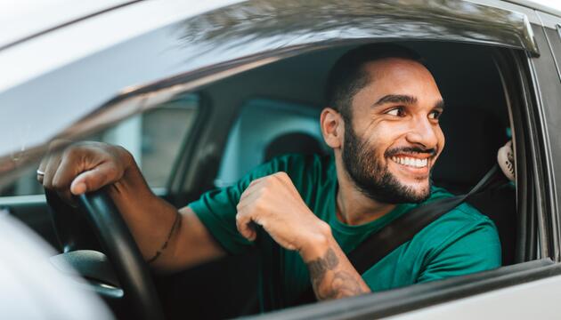 Mann im Auto