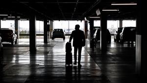 Mann mit Koffer geht an Autovermietungsdepot auf Mallorca vorbei
