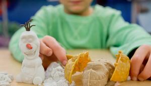 Ein Junge spielt mit Magic Sand