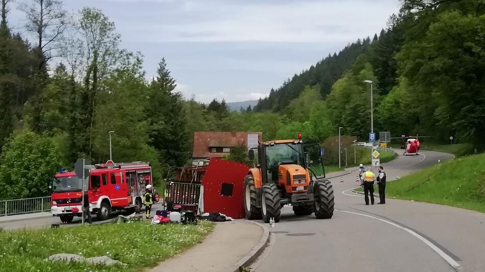 Verletzte bei Unfall mit Maiwagen in Südbaden