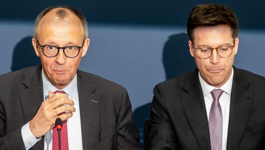 Friedrich Merz sitzt neben Manuel Hagel