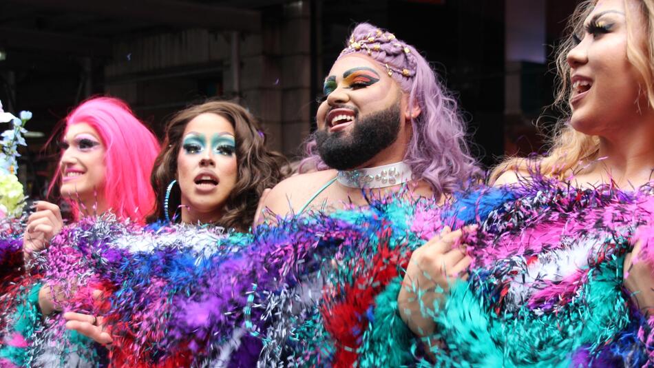 Längste regenbogenfarbene Federboa in New York enthüllt