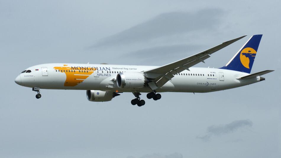 Boeing 787-9 Dreamliner der Mongolian Airlines im Landeanflug